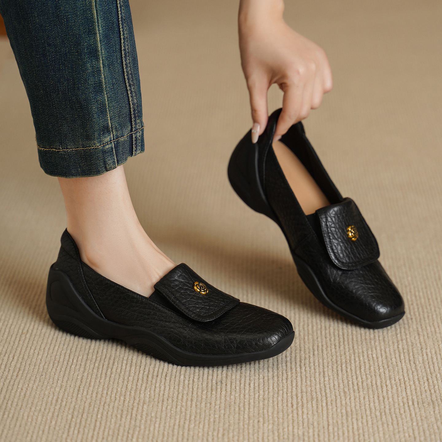 Giày loafer nữ da dê mũi tròn, gót thấp 3 cm, hoa nổi, phong cách cổ điển — màu nâu