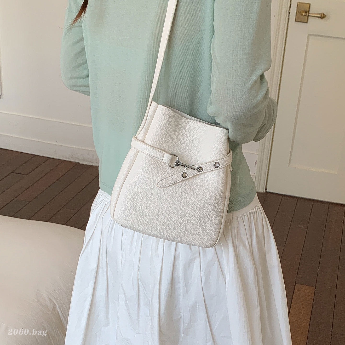 Diseño de nicho de moda nuevo bolso de hombro universal coreano mini 2026 bolso inclinado de verano para mujeres cubo de agua de teléfono móvil