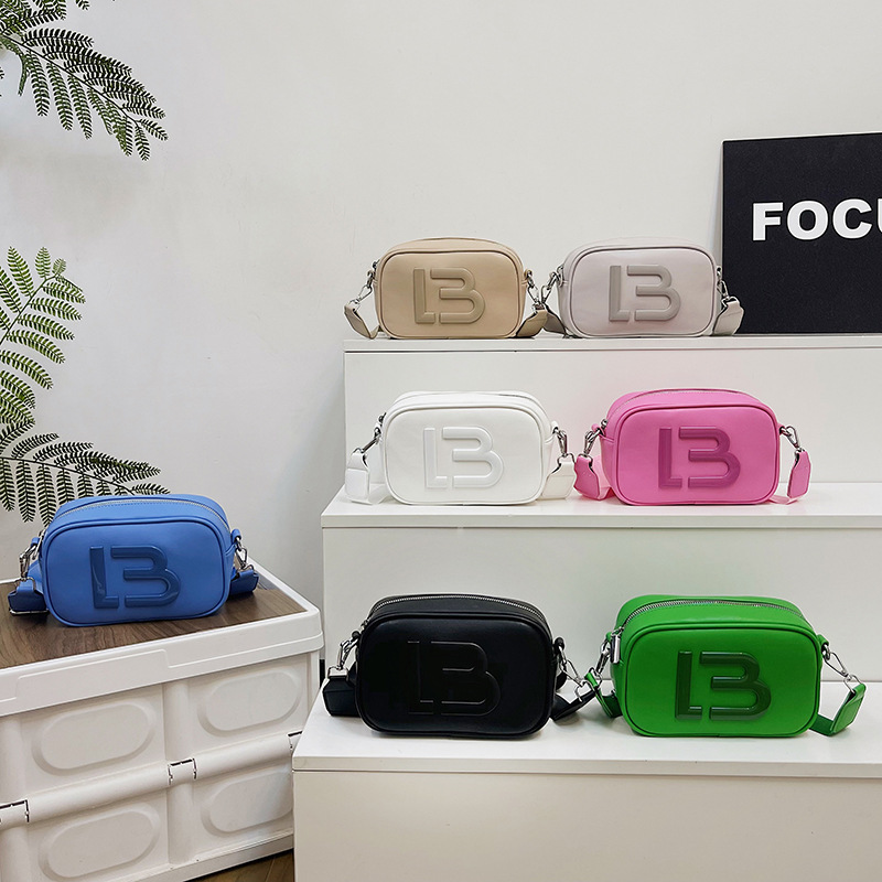 Bolsos transfronterizos bolsos de mujer 2024 nuevo bolso de mensajero de un solo hombro con letras de color caramelo simple y de moda, bolso de cámara, bolso cuadrado pequeño