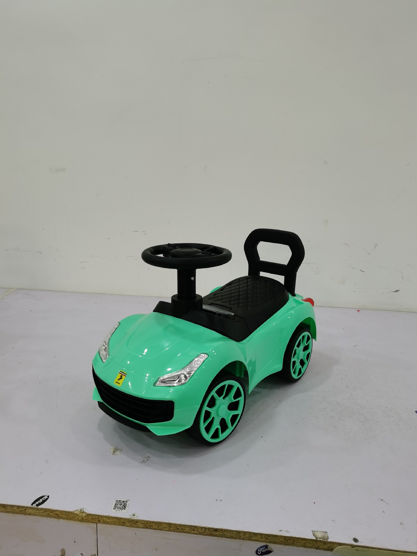 Niños de cuatro ruedas de torsión, patina para bebés de 1 - 3 años de edad, se puede sentar con música swing con patina asistida de empuje manual.