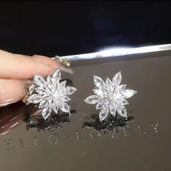銅合金合成ジルコン耳飾り誇張超仙閃ジルコニウム輝く花ピアス気質高級感贅沢耳飾り