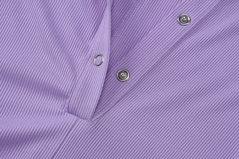 Mono deportivo ajustado de manga corta con cuello y botones para mujer