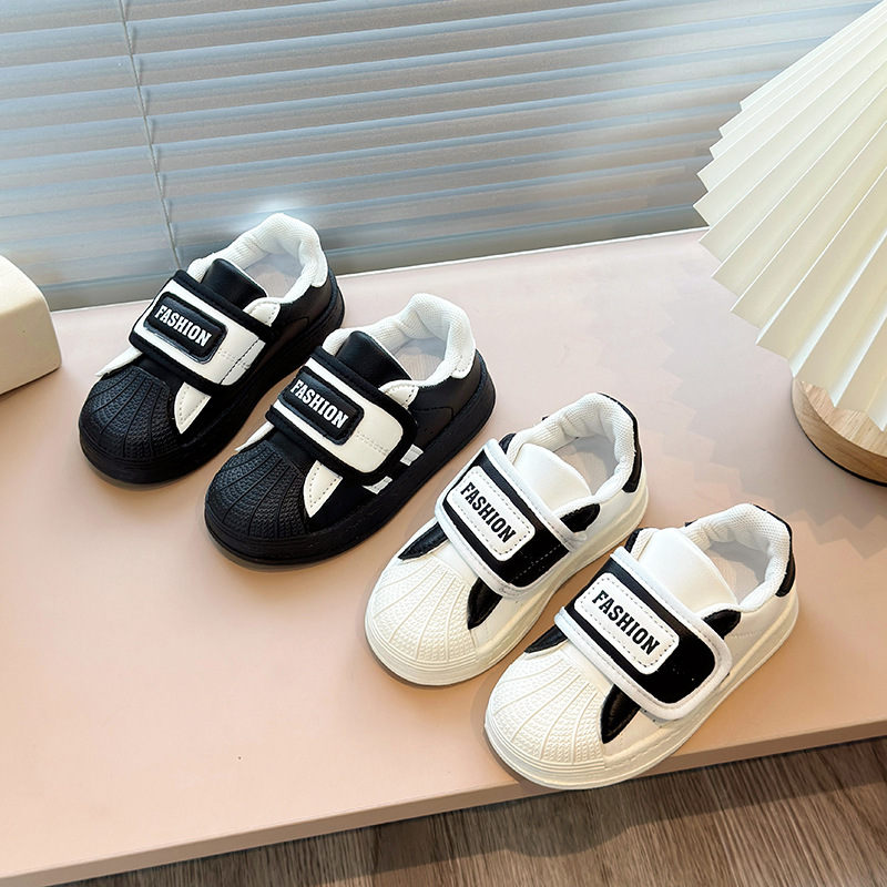 Zapatos blancos para niños 2025 primavera suela suave versátil zapatos infantiles coreanos zapatos de skate para niños y niñas zapatos deportivos