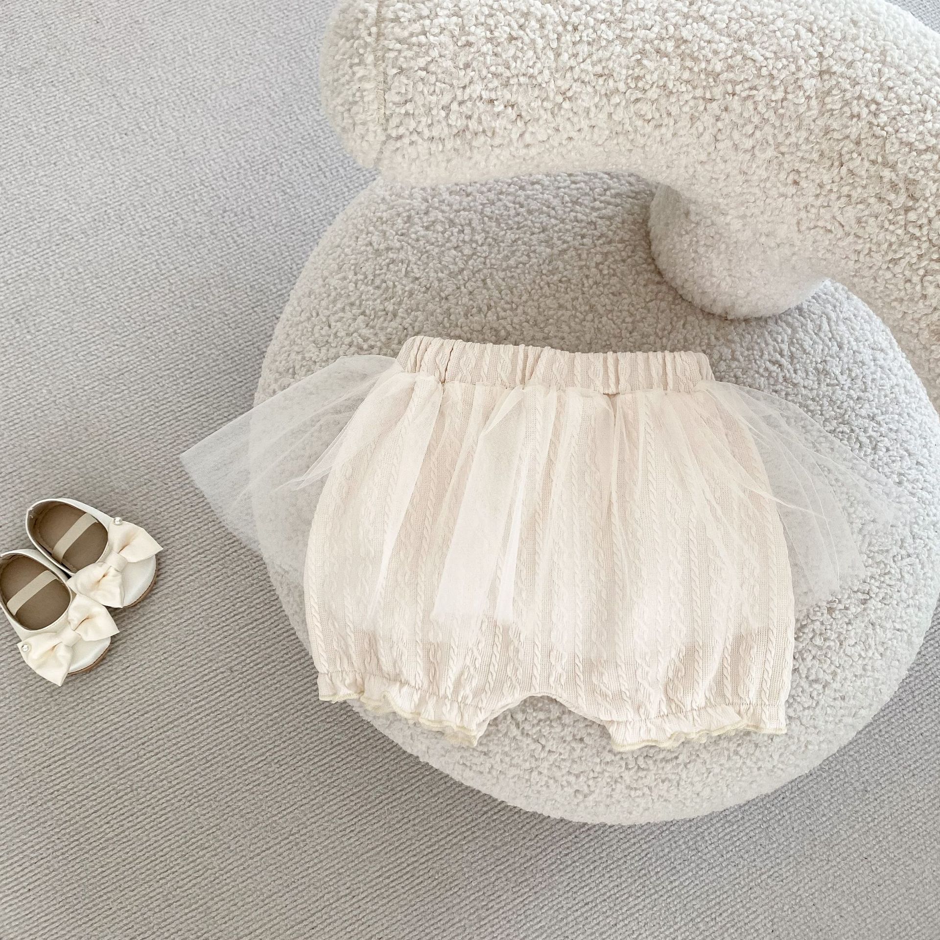 Jesenski set od tri dijela za djevojčice 2024. s čipkastom majicom s ovratnikom, mrežastim hlačama i jednobojnim žakard kaputom, Taken_voghion.com