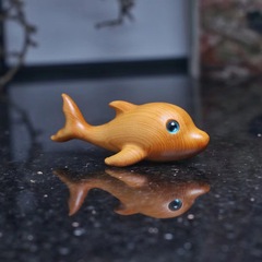 崖柏の木の彫刻の水族の手の件のイルカはデスクトップをシミュレーションして飾って工芸品の魚の装飾品の実木の贈り物を遊びます。