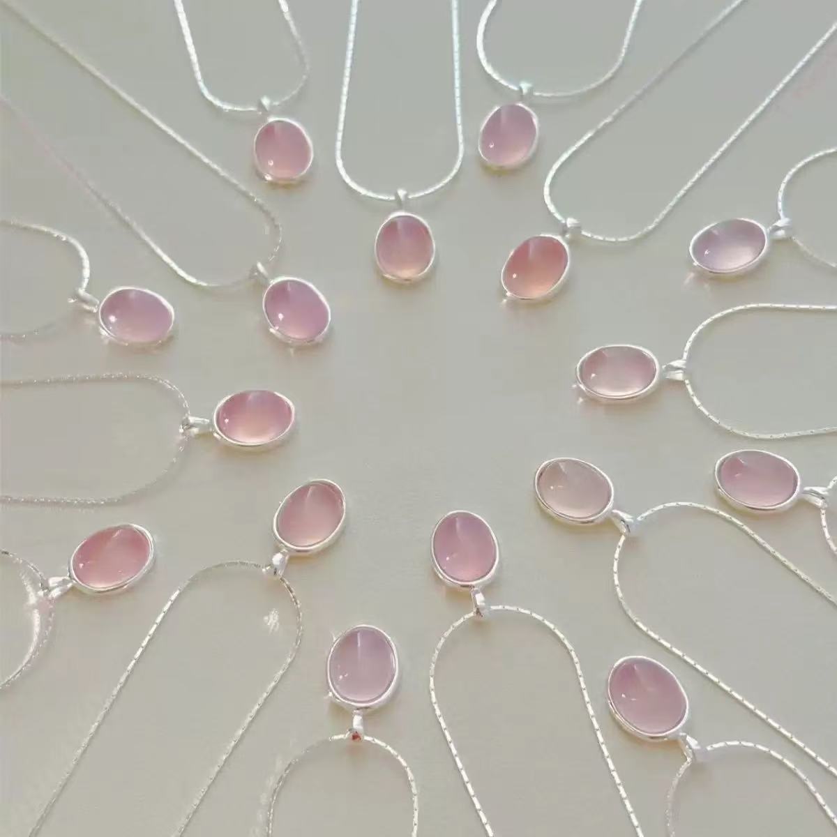 New Pink Strawberry Crystal Crystal Necklace for Women Ins Niche Design Simple Oval Pendant Clavicle Chain Neck Ornament