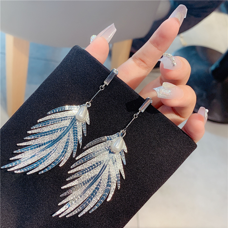 2023 nuevo colgante de moda coreana, pendientes de hoja de metal de todo fósforo de personalidad, pendientes simples de temperamento de celebridad neta de perlas