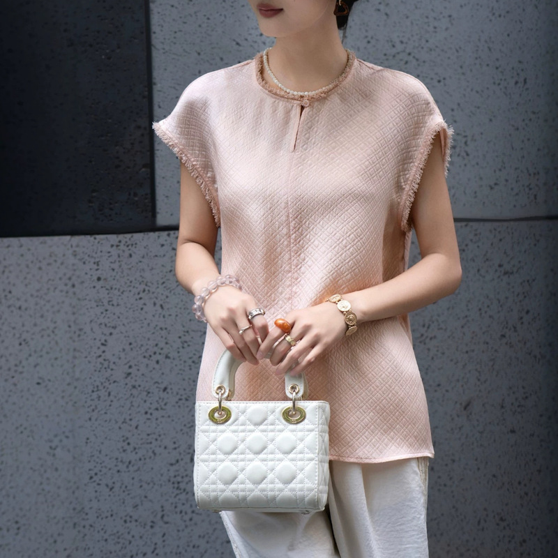 Three Colors Available: Silk Jacquard Short-Sleeve Top with Gold Thread, Stylish Fringed Round Neck Design, Loose-Fitting and Elegant Blouse Three Colors Available: Silk Jacquard Short-Sleeve Top with Gold Thread, Stylish Fringed Round Neck Design, Loose-Fitting and Elegant Blouse