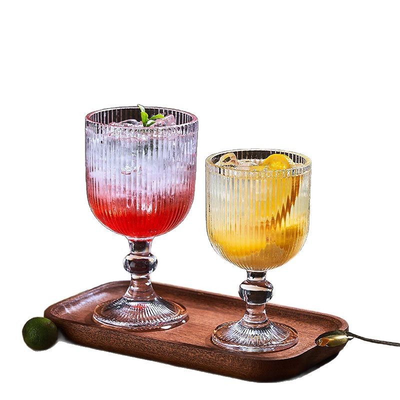 Una variedad de copas de rayas verticales retro de estilo ins de alto valor, copas de champán, tazas de boca ancha, tazas de yogur de helado