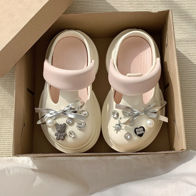 Фея ветра страз с бантом пещерные туфли женская весна и лето 2025 новая внешне носить праздничные нескользящие сандалии на толстой подошве