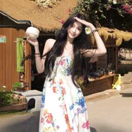 云南大理度假碎花V领吊带连衣裙女夏收腰气质海边拍照氛围感长裙