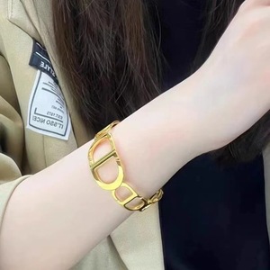 新款钛钢金色手镯不掉色精致百搭秋冬配饰 精致女不锈钢饰品手饰