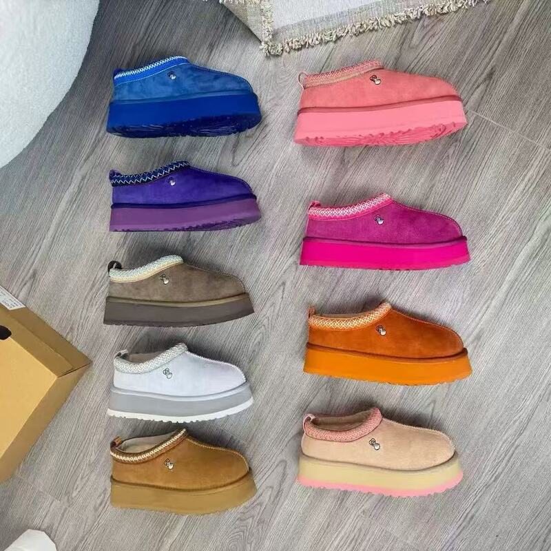 New Hot-Selling Embroidered Thick-Soled Snow Boots for Women, High-Quality Leather and Fur Integrated Cotton Boots, Slippers with Added Fleece and Non-Slip Soles New Hot-Selling Embroidered Thick-Soled Snow Boots for Women, High-Quality Leather and Fur Integrated Cotton Boots, Slippers with Added Fleece and Non-Slip Soles