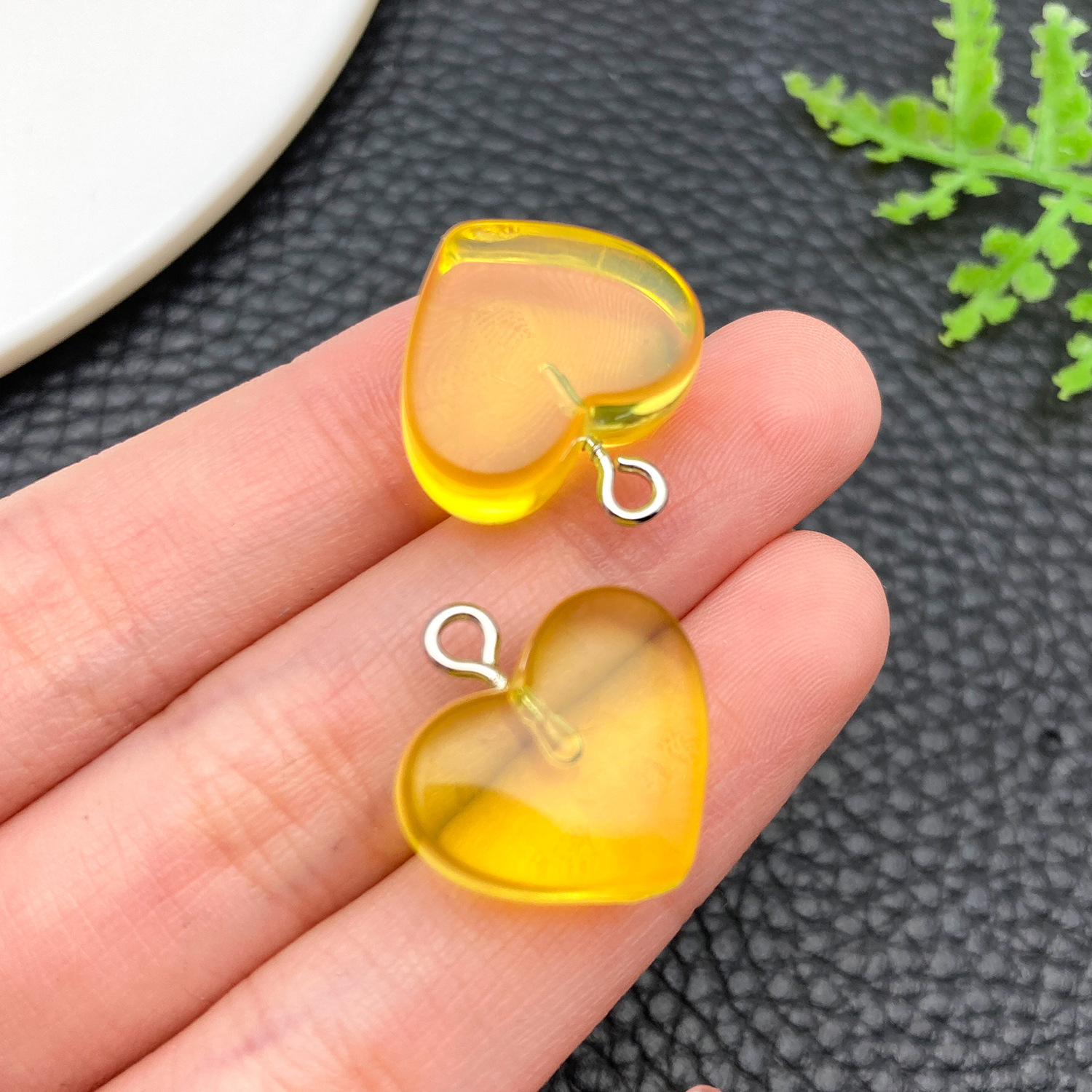 23865-H-透明绿色树脂桃爱心17x17.5x10mm-