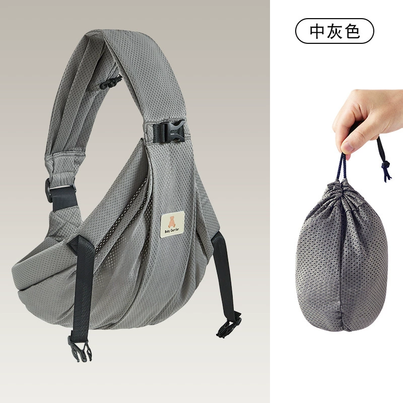 Ребенок выходит, чтобы обнять артефакт ребенка