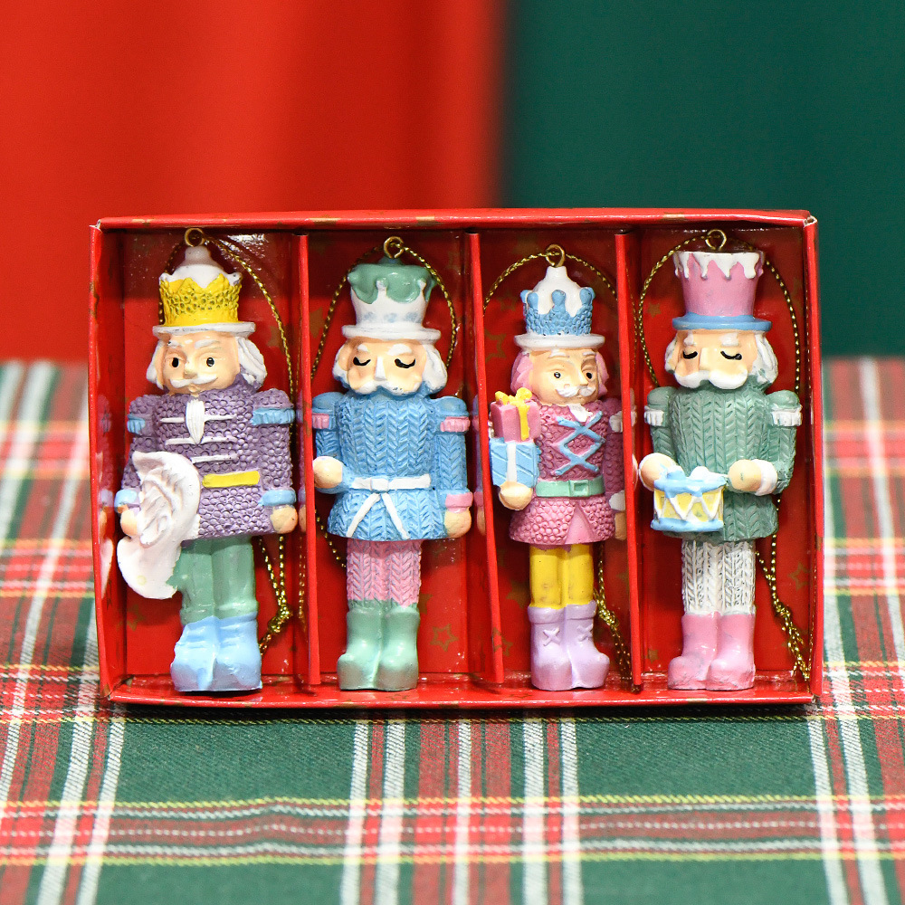 Nuevo conjunto de color de 8cm cuatro resina cascanueces regalos de Navidad nuevos productos directos de fábrica al por mayor