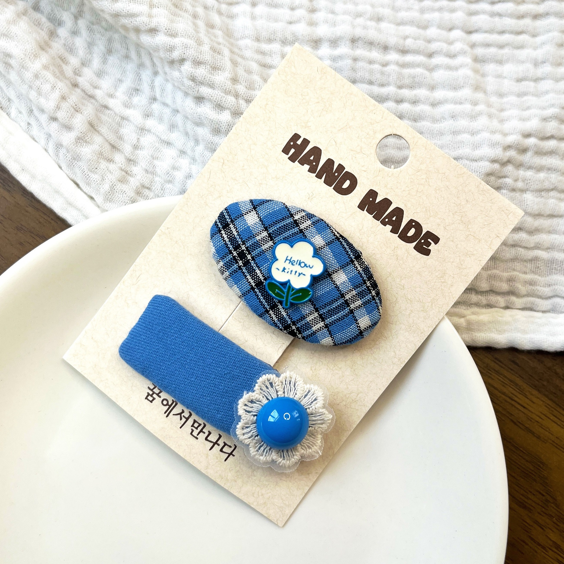 Flores azules con placas