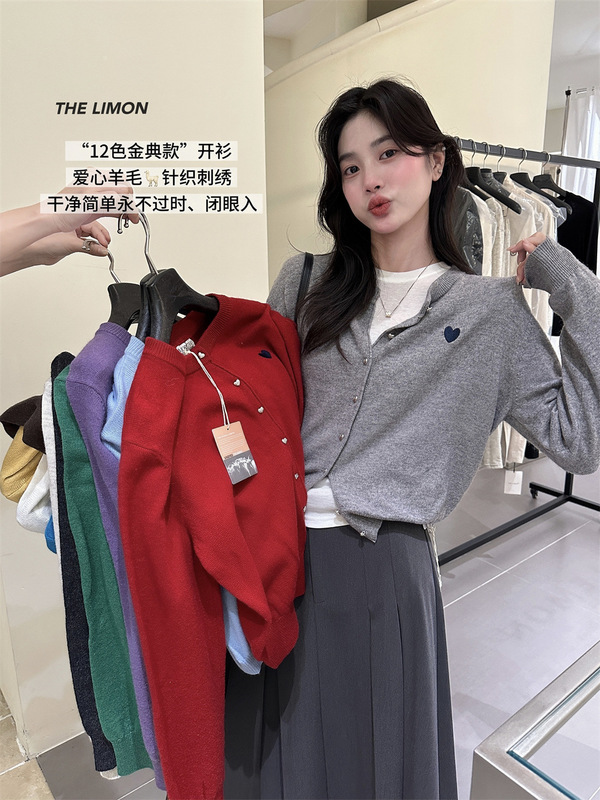 THE LIMON柠檬绿茶2025冬季经典休闲减龄爱心刺绣针织开衫上衣女|undefined