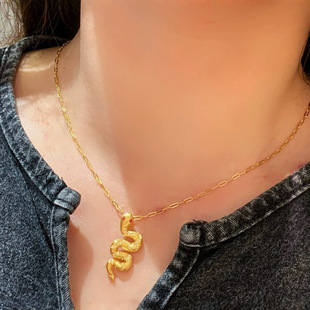 18K Gold Frosted Snake Pendant Au750 Color Gold Necklace Gold Point Zircon Art Fashion Clavicle Chain Water Shell Wholesale