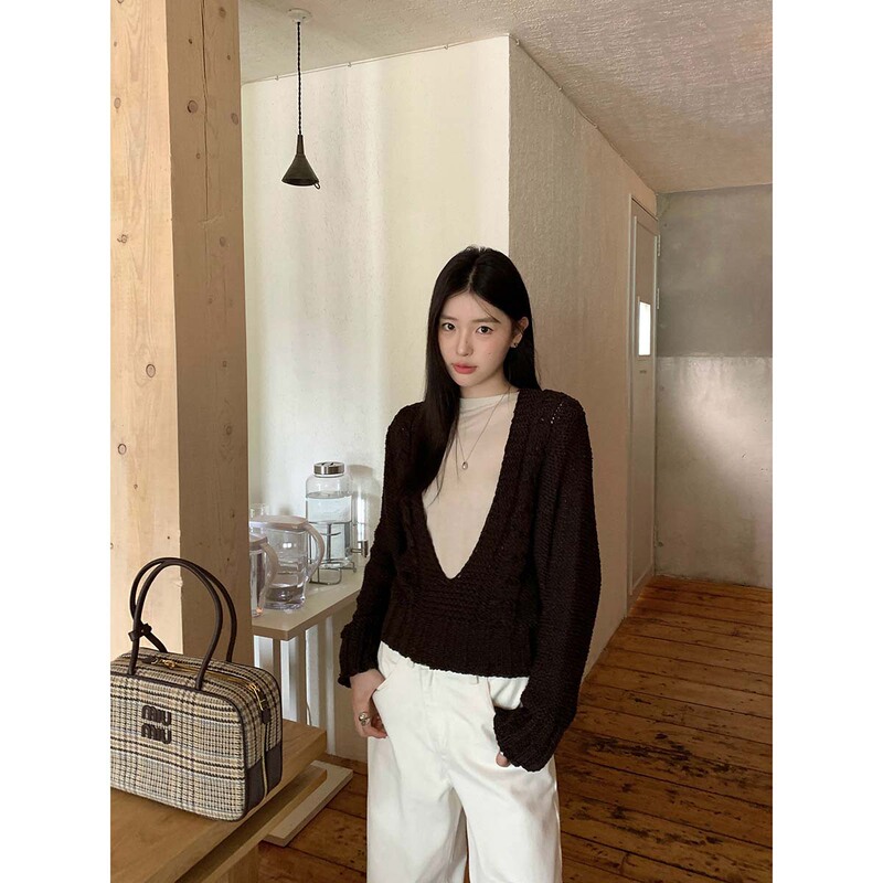 【Special Offer from Thirteen Rows, No Returns or Exchanges】Deep V-Neck Knit Sweater for Women, Long Sleeve, Thick Yarn, Layered, Loose Top for Women