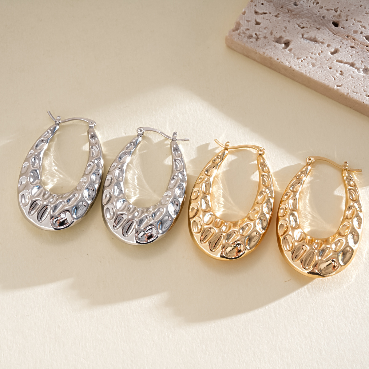 Europa y los Estados Unidos transfronterizos metal plegado en forma de U personalidad exagerada pendientes geométricos nicho de alta sensación orejetas para mujeres