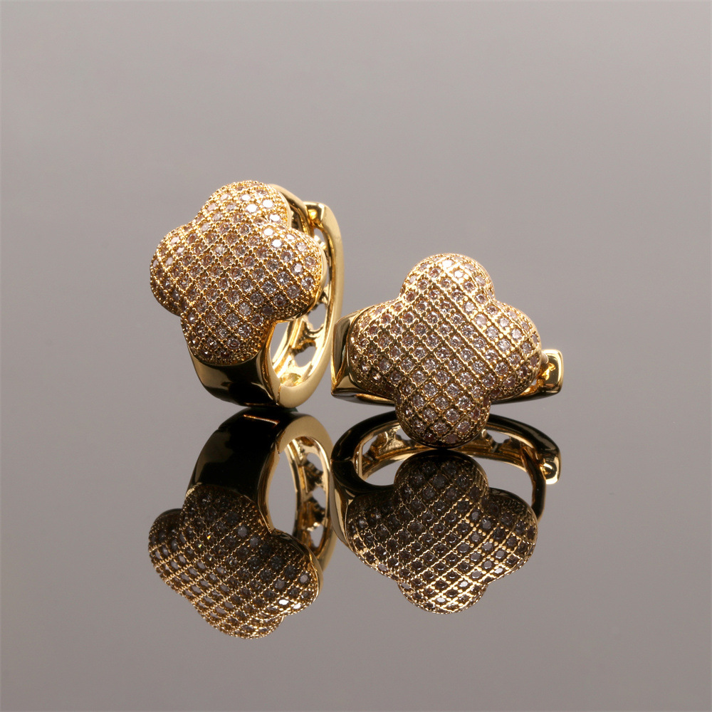 Boucles D&#39;oreilles En Cuivre Trèfle Micro-clouté  Nouveaux Bijoux De Tempérament D&#39;automne En Gros display picture 7