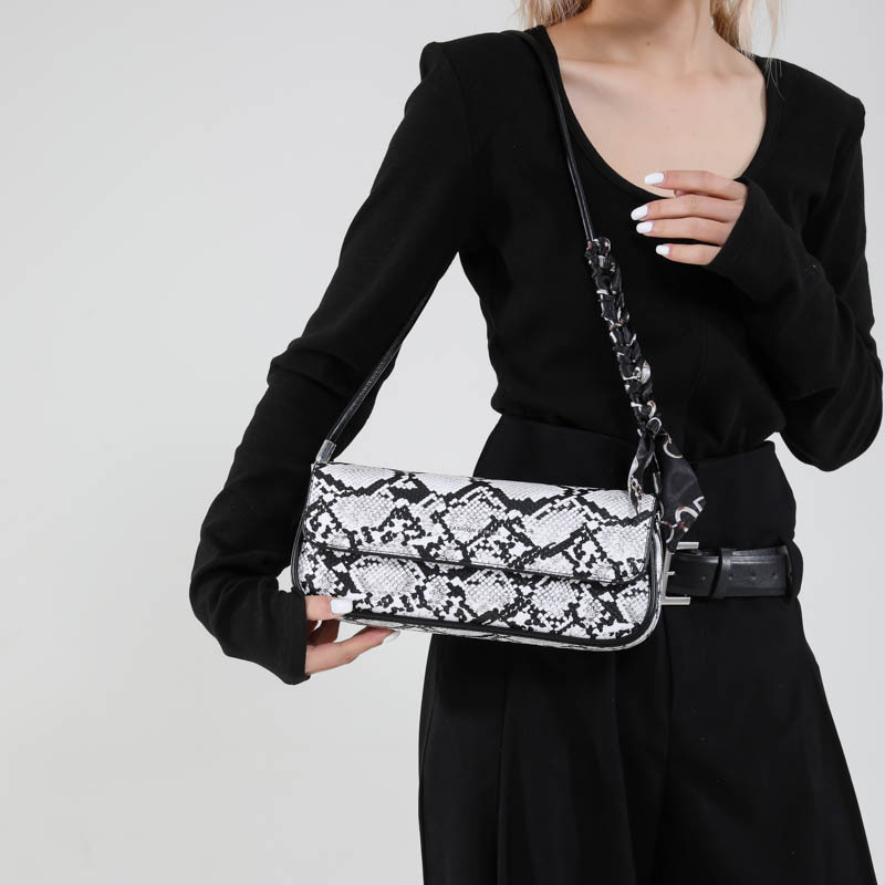 Bolso de axila de textura transfronteriza 2025 primavera y verano nuevo bolso femenino bolso de piel de serpiente personalizado bolso de hombro de color de contraste retro