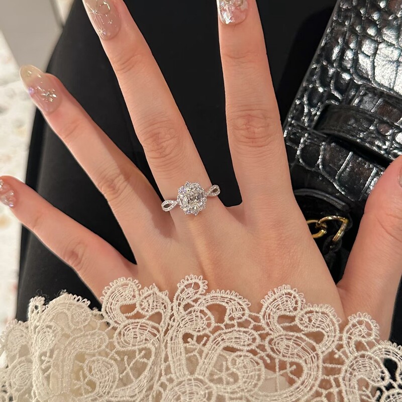 Fireworks-embellished pigeon egg ring for women, new high-end light luxury niche design, exquisite and fashionable ring, simple and versatile Fireworks-embellished pigeon egg ring for women, new high-end light luxury niche design, exquisite and fashionable ring, simple and versatile