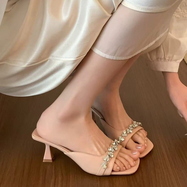 Modas de estilo universal de tacones franceses de tacones altos de verano 2026 con falda de diamante de agua zapatillas para mujeres