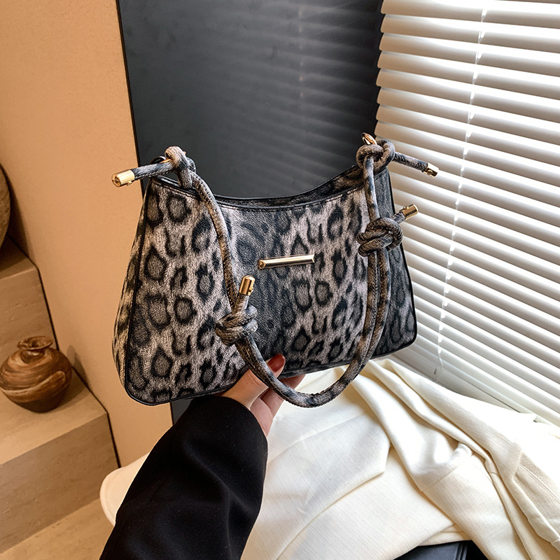 Bolso para mujeres 2024 otoño y invierno nuevo bolso cuadrado pequeño de estilo universal bolso de mano de moda estampado leopardo bolso axilar de hombro único