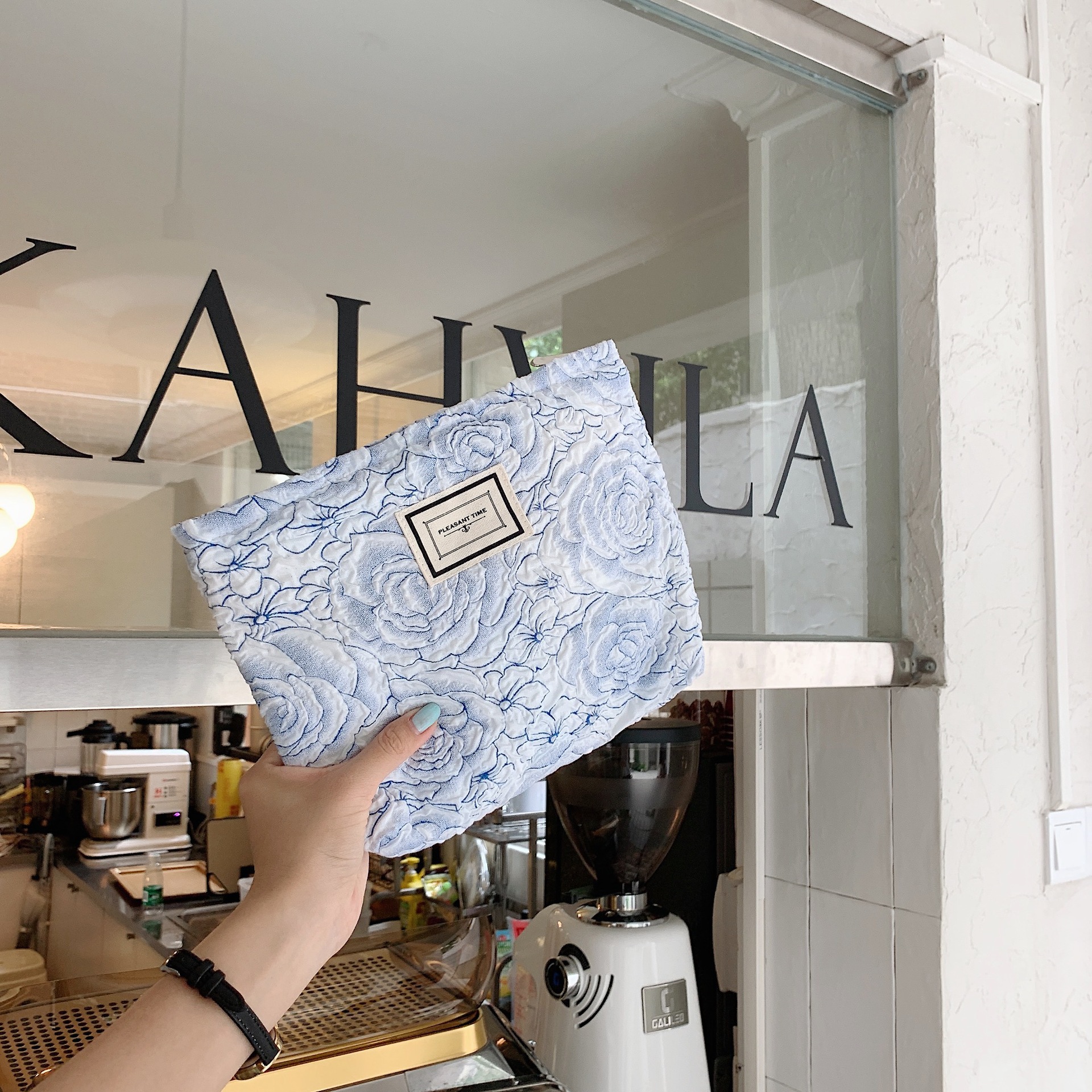Wholesale of 25244 Jacquard blue rose large-capacity portable bags, clutch bags, storage bags, ladies' tote handbags undefined