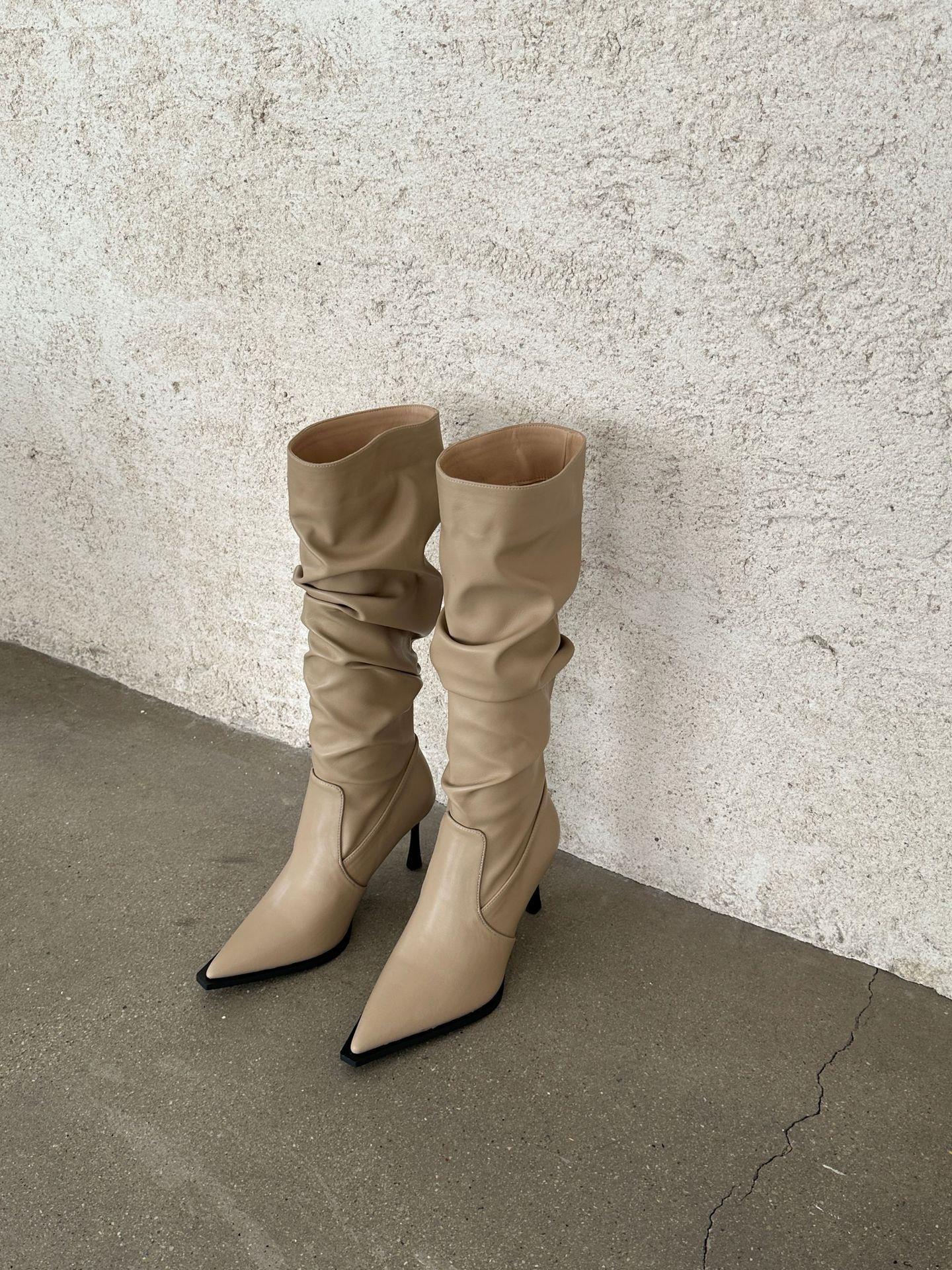 2024 Herbst Winter neue spitze, plissierte Lederstiefel mit hohen Absätzen und Ärmeln, die für Frauen schlanker aussehen sollen_voghion.com