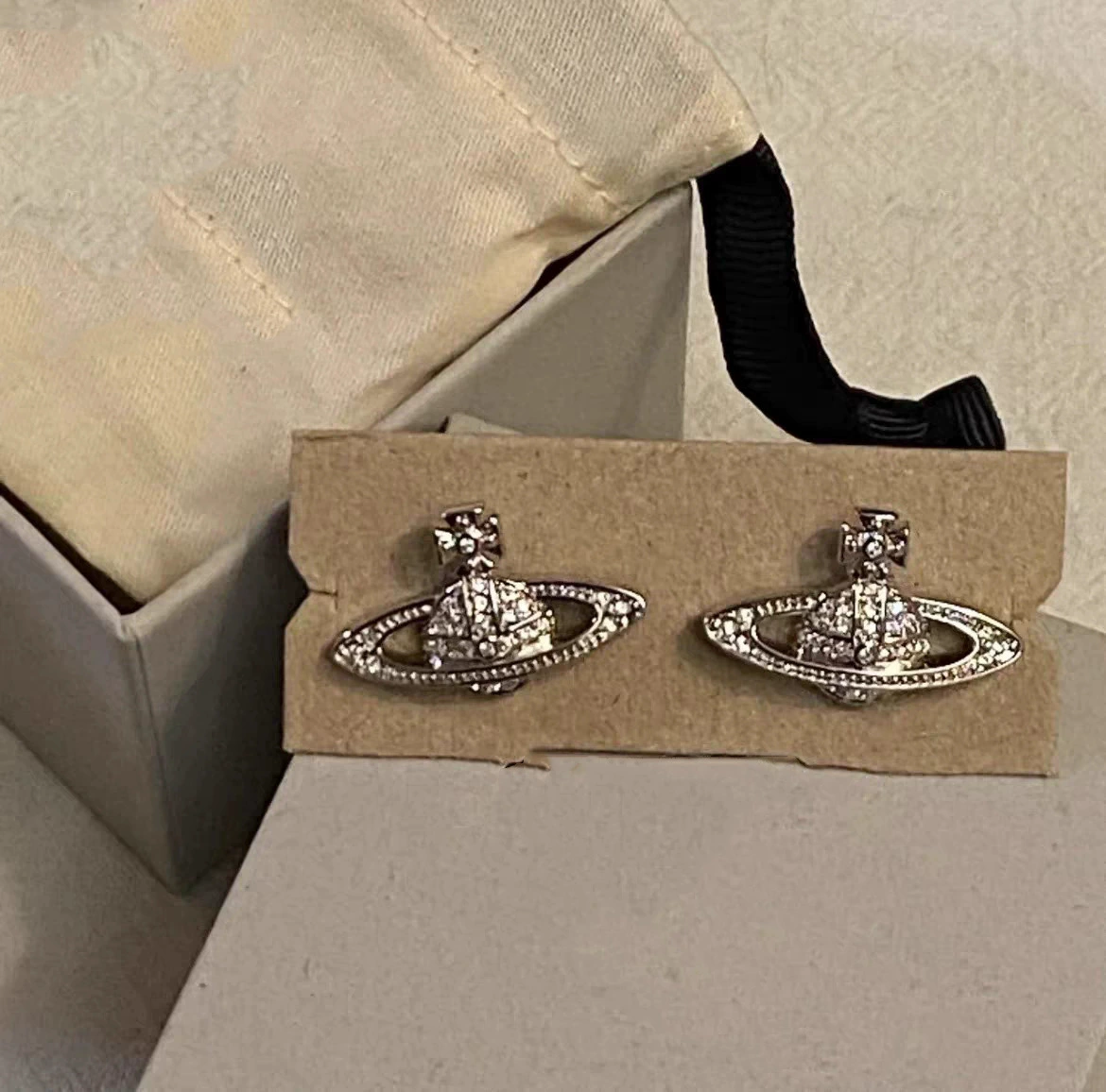Малые дизайнерские серьги, 925 пробы серебро, украшенные diamonds, стиль высокого качества, ярко запоминающийся стиль