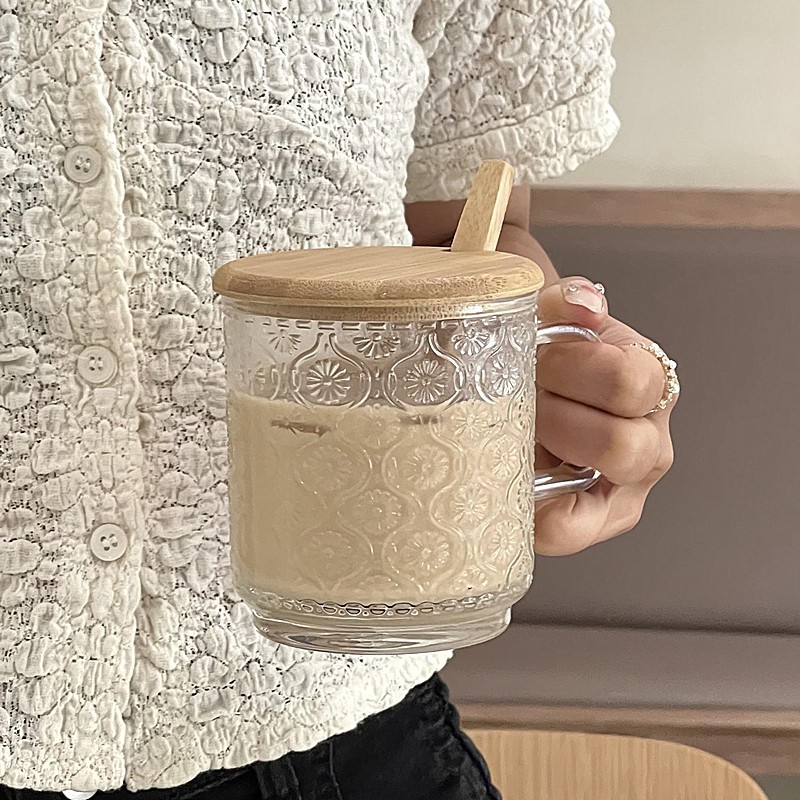 Caneca de vidro vintage com alça, estilo Instagram, com relevo, ideal para café gelado americano ou latte, perfeita para o café da manhã com leite._voghion.com