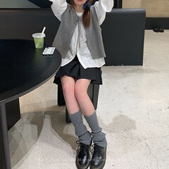 丸襟のストラップの外付けの短い毛のニットの馬甲2025春秋の新型のゆったりしている重ね着のベストのコートのセーターの女性