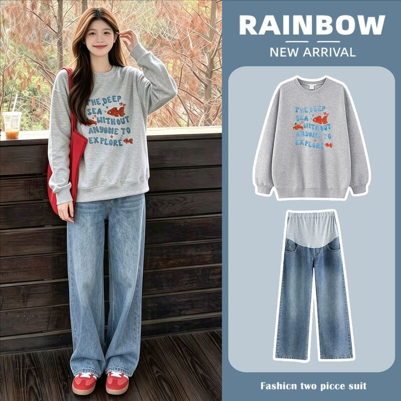 Maternity wear in American retro style, light gray hoodless sweatshirt set, autumn 2026, loose-fitting jeans, round-neck long-sleeve top Maternity wear in American retro style, light gray hoodless sweatshirt set, autumn 2026, loose-fitting jeans, round-neck long-sleeve top