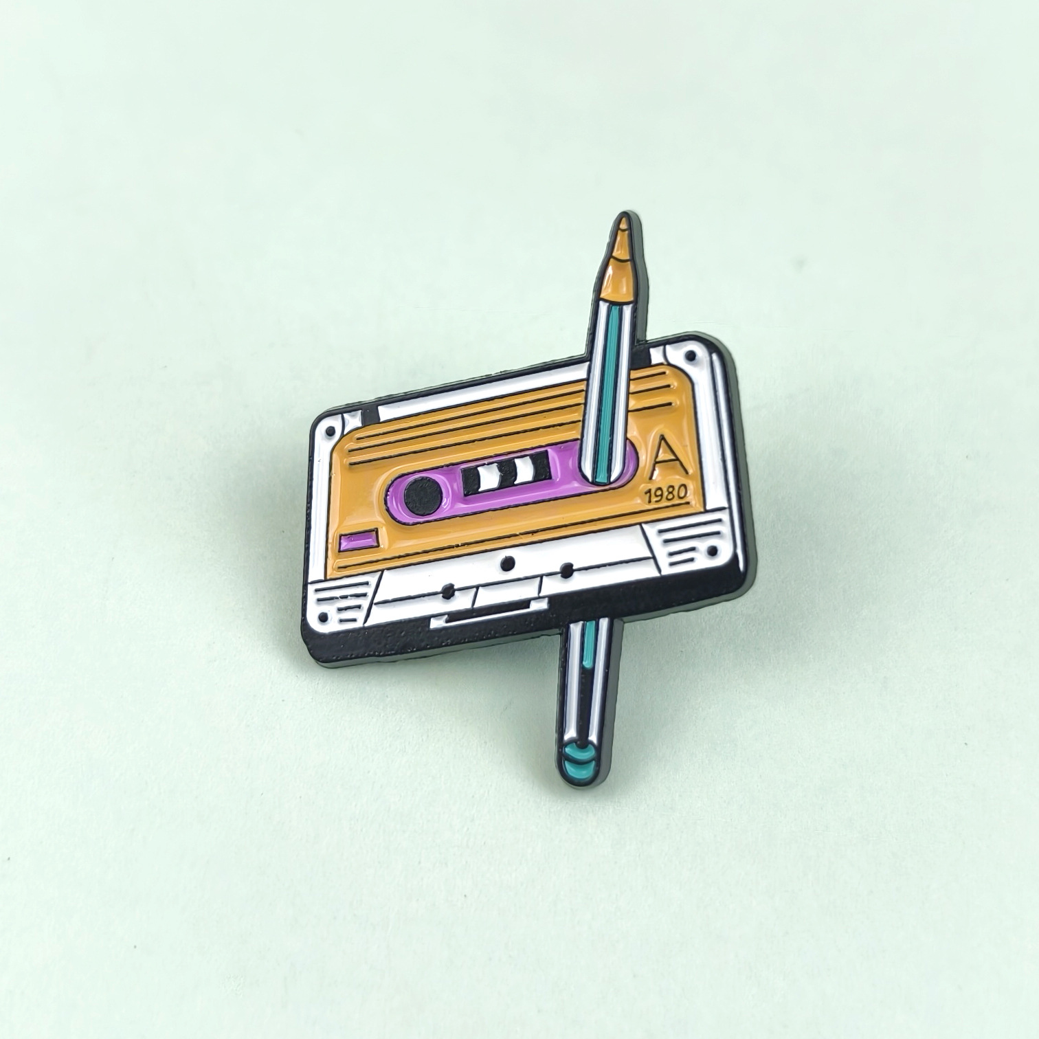 Insignia de serie de equipos electrónicos de dibujos animados, forma creativa, cinta, cámara, accesorios de teléfono, broche de aleación, lugar transfronterizo