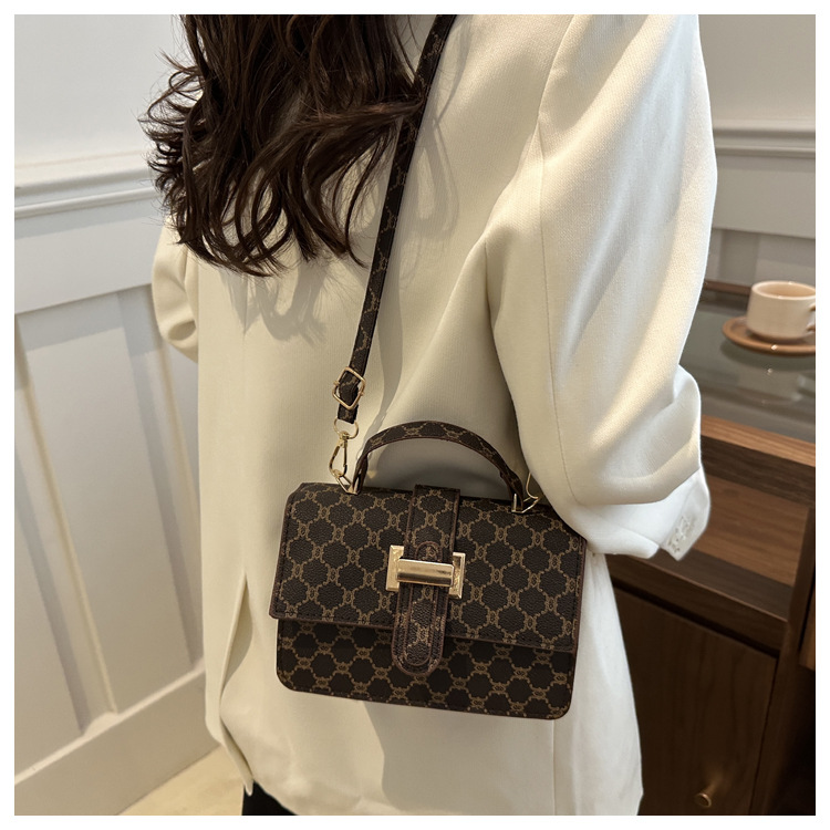 The 2024 new women's bag features a high-end texture, a niche and fashionable style, a retro and versatile small square bag, and a hand-held shoulder crossbody bag undefined