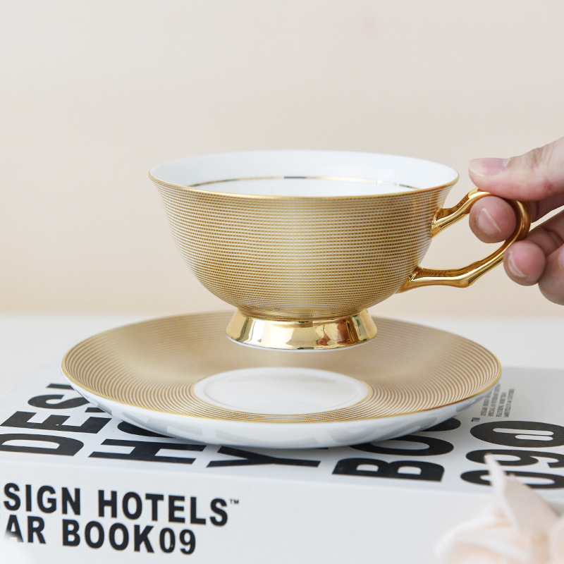 Taza de café pintada de oro de porcelana de lujo ligera Taza de té de la tarde francesa Ceremonia de niña DE ALTO aspecto sentido taza de desayuno de alto grado