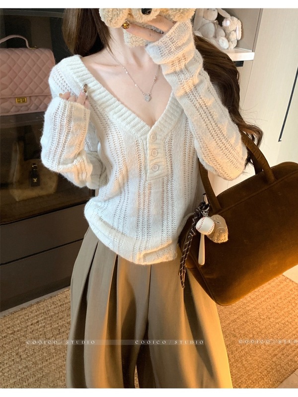 设计感竖坑条针织衫女秋季2025新款纽扣V领粉色毛衣修身显瘦上衣|undefined
