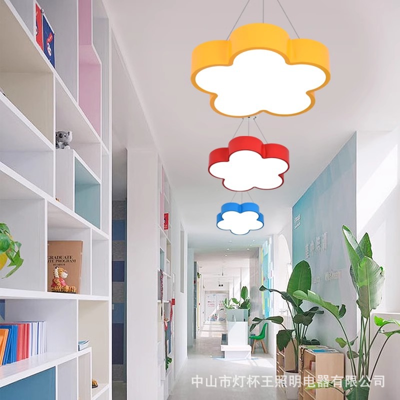 Centro de educación temprana, instituciones de formación, pasillo de jardín de infantes, sala de baile, lámparas de dibujos animados