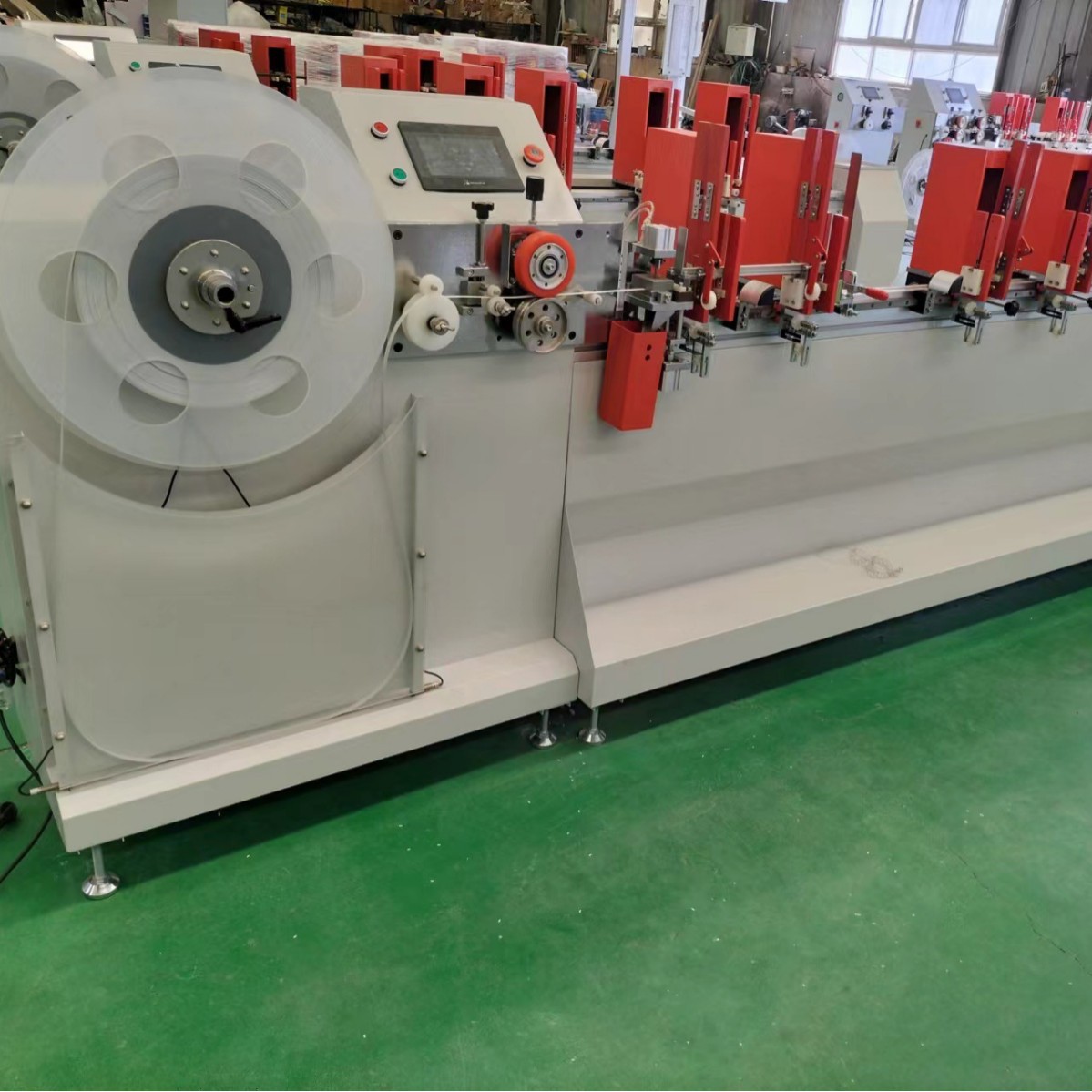 供应各种型号规格进口电脑控制全自动中空玻璃内置百叶帘片机