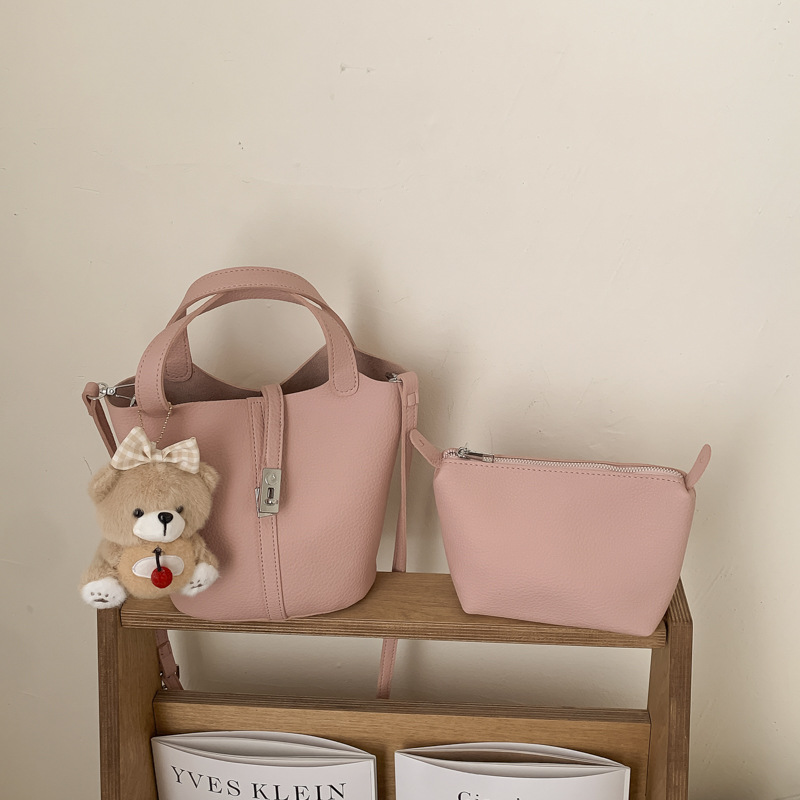 Nicho coreano canasta de platos portátiles bolso de cubo para mujeres 2026 ventas calientes nueva moda lichi patrón mochila