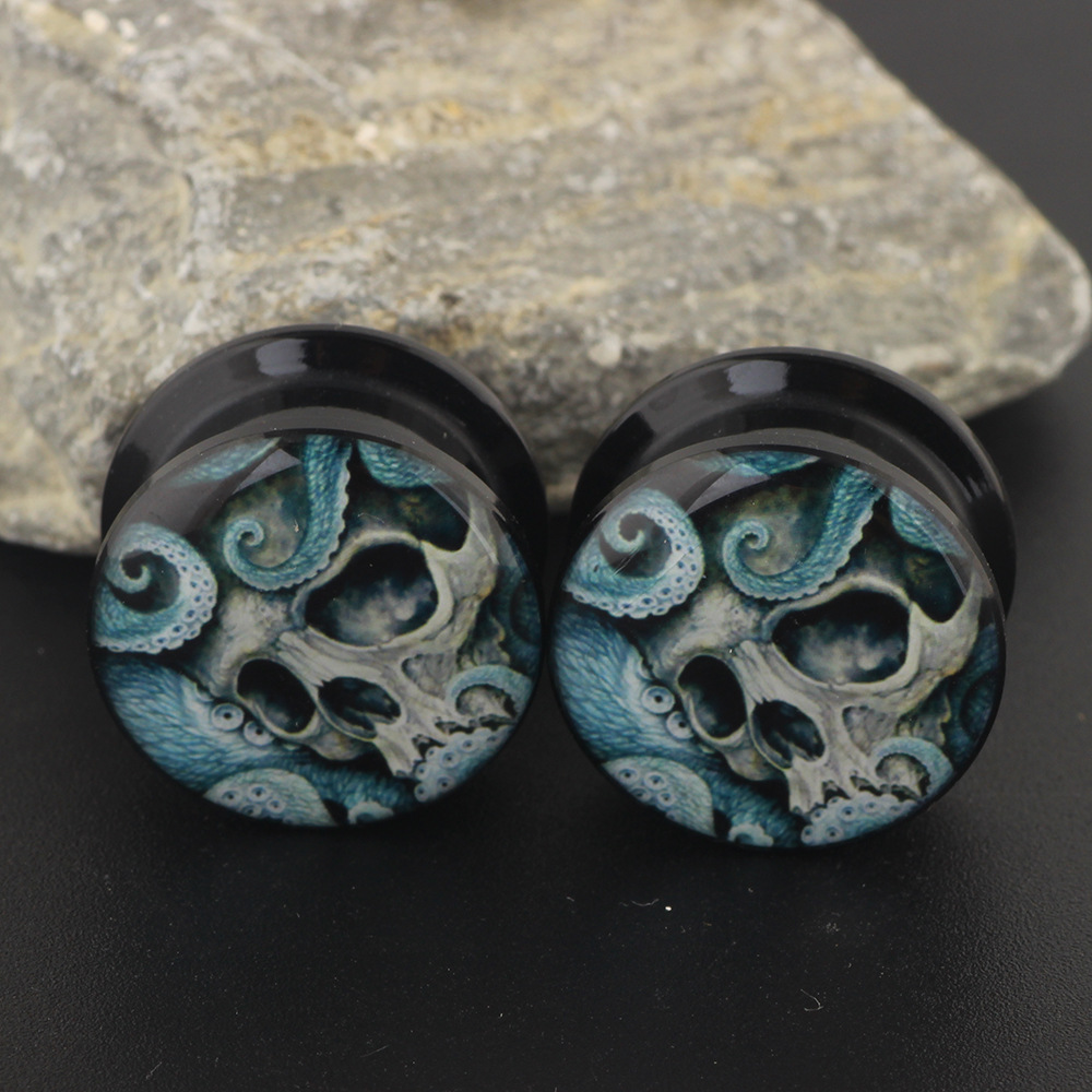 16G labret stud size and finish detail