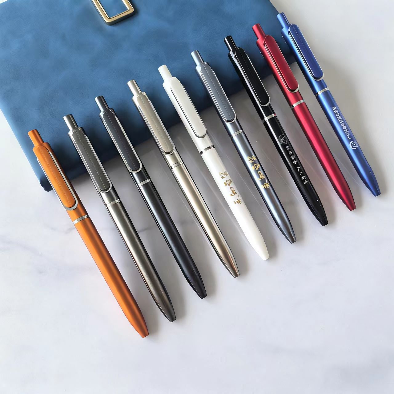 무게감 있는 클릭감의 비즈니스 스타일