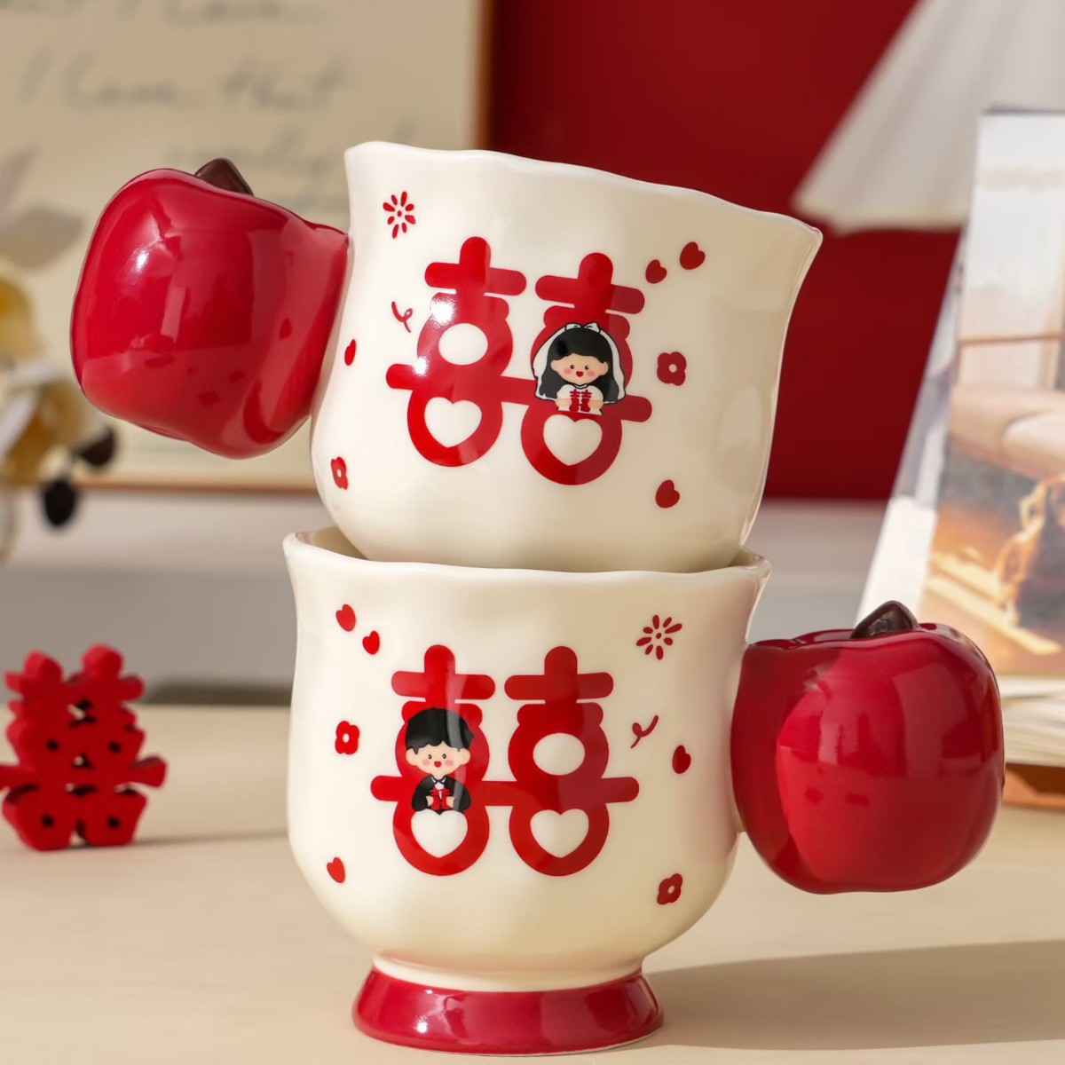 Pareja creativa china para copas regalo de mano taza de cerámica de pie alto mango de manzana personalidad taza de agua para beber taza de boda taza de martillo