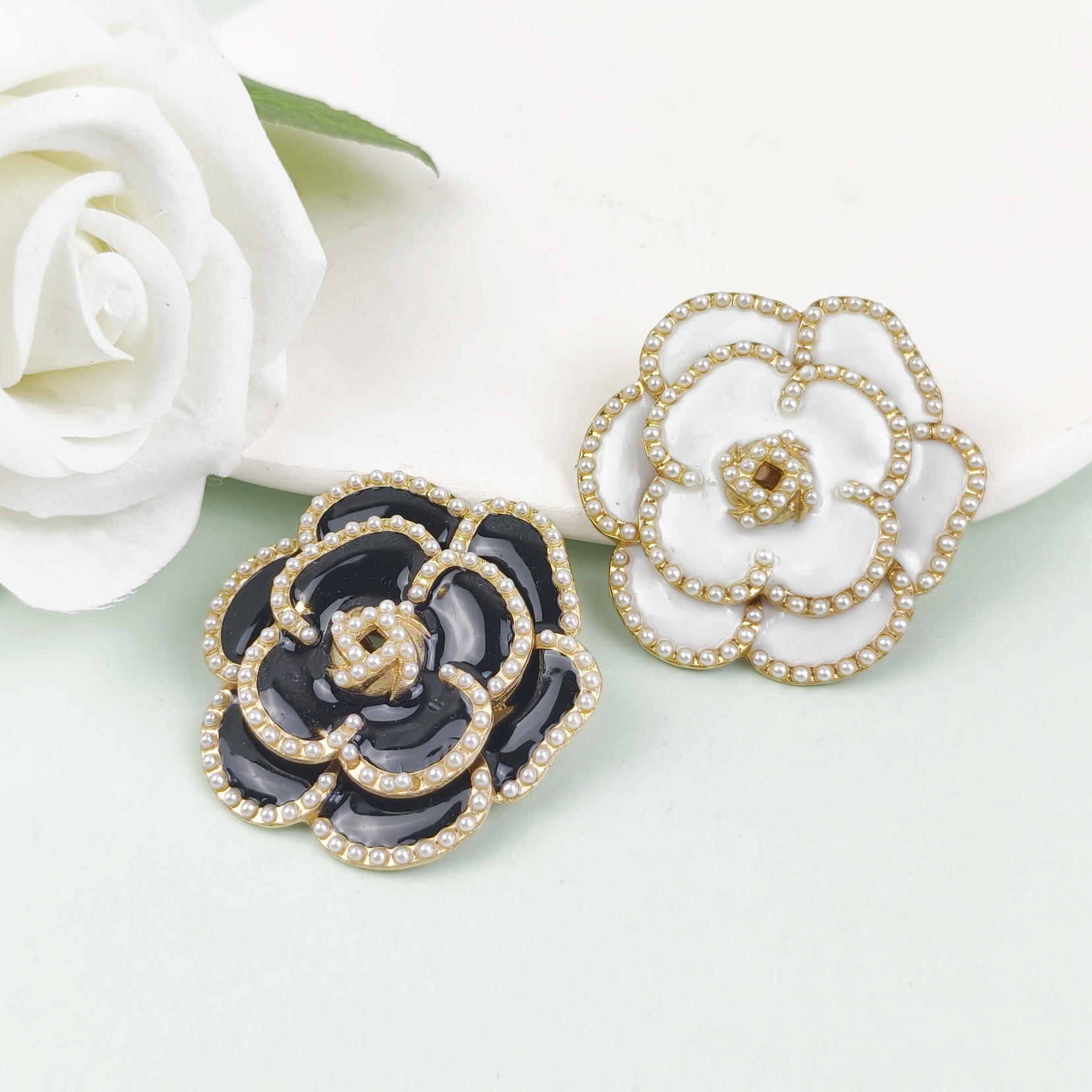 Broche de perlas de camelia Advanced Sense Accesorios de ropa para damas Aguja de cuello Collar decorativo de aleación anti-brillo