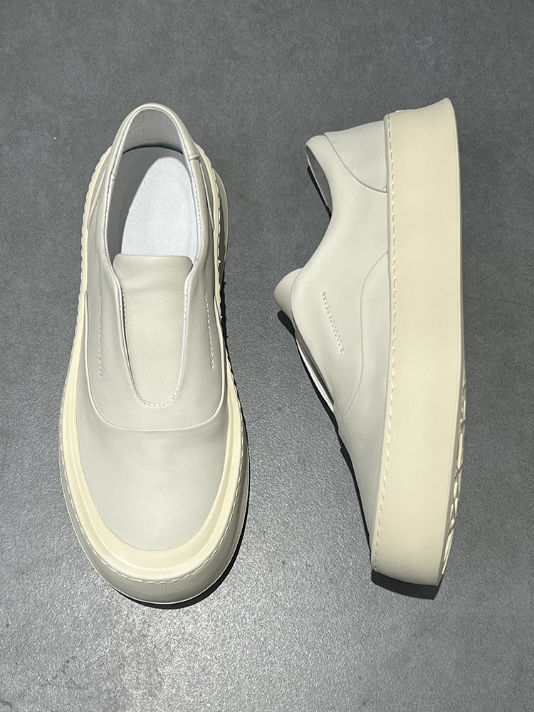 Weiße Schuhe sind lässig, mit dicken Sohlen, bequeme Freizeitschuhe und leichte, luxuriöse Business-Schuhe für Herren._voghion.com