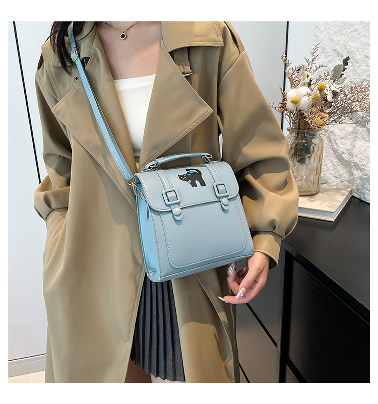 A new 2024 French retro backpack for women, a trendy and versatile single-shoulder bag with a large capacity for commuting undefined