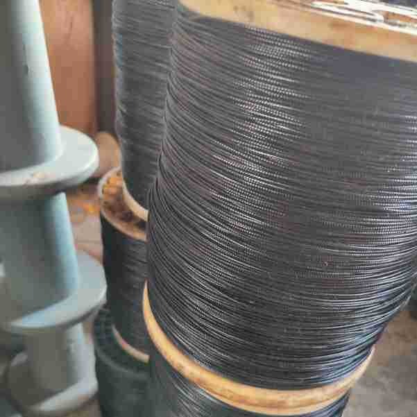 直径0.2厘米金亮丝编织起来的无芯扁带切断包裹亮银色压扁绳